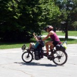 Mamie et papi attendaient l'arrivée des cyclistes au camping de Straznice. Voilà Kitou et Damien