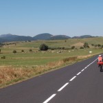 Superbes routes avec le Puy de Dôme en arrière plan